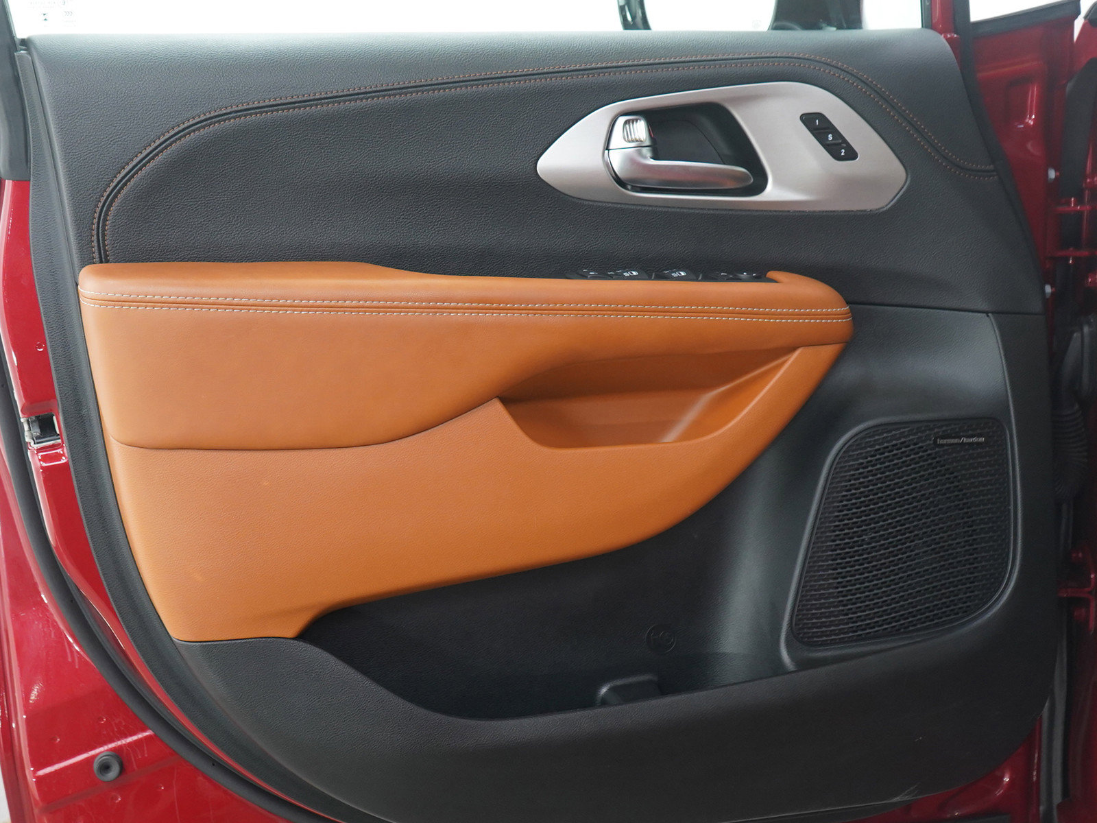 Used 2025 Chrysler Pacifica Pinnacle w/ Trailer Tow Group image 22