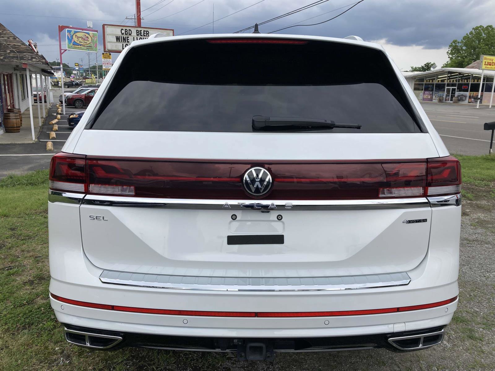 Used 2024 Volkswagen Atlas SEL Premium R-Line image 3