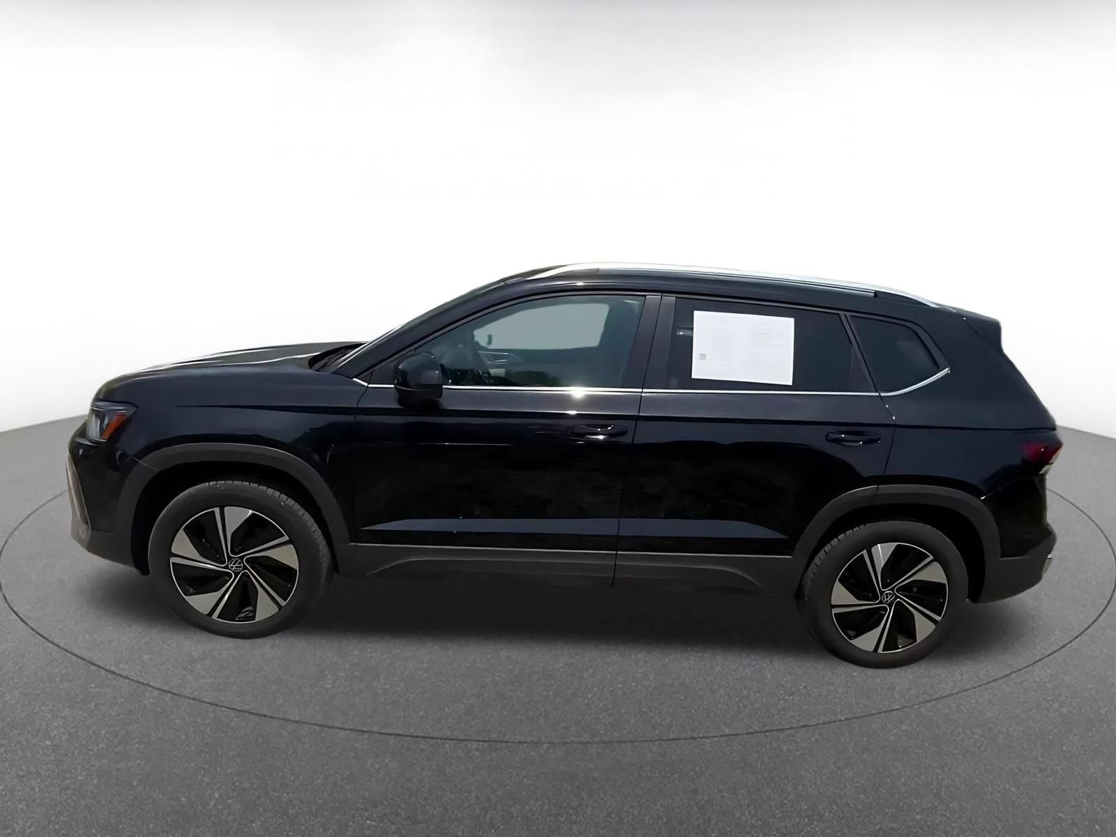 Used 2025 Volkswagen Taos SE AWD/4WD image 9