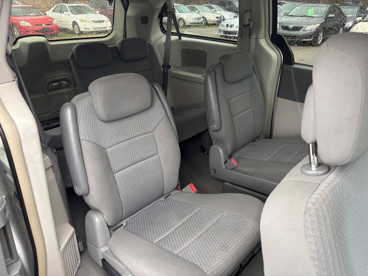 Used 2010 Chrysler Town & Country Touring FWD image 17