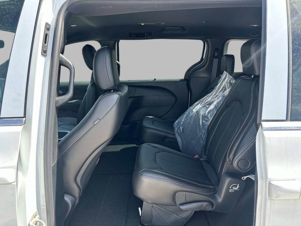 New 2026 Chrysler Pacifica Select AWD/4WD image 6