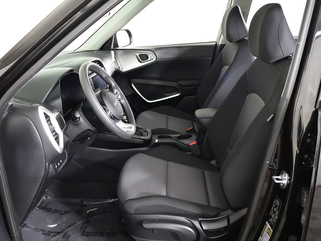 Used 2025 Kia Soul LX w/ LX Technology Package FWD image 29