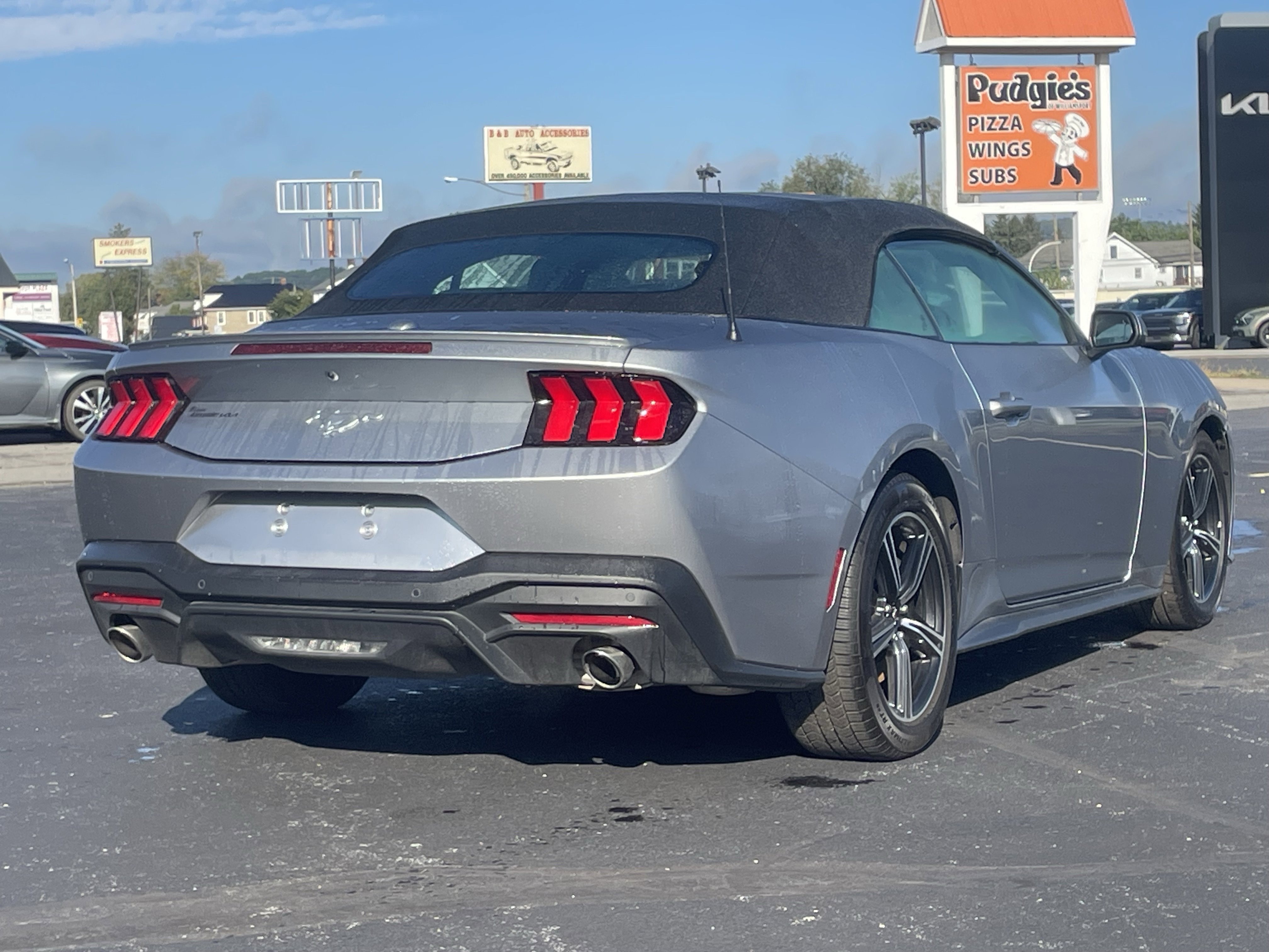 Used 2025 Ford Mustang Premium image 3