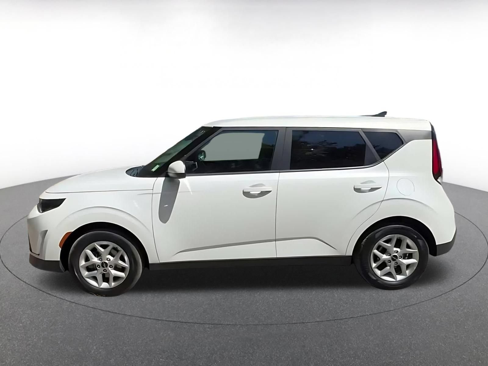 Used 2025 Kia Soul LX w/ LX Technology Package FWD image 9