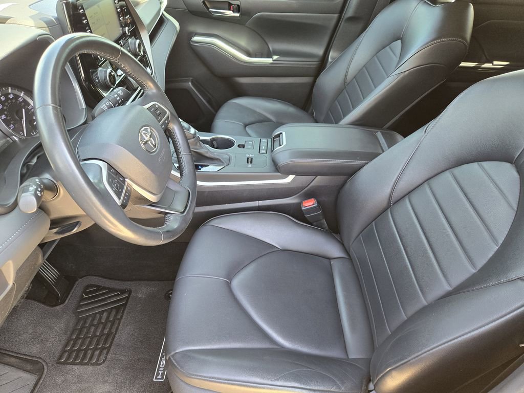 Used 2022 Toyota Highlander XLE image 18