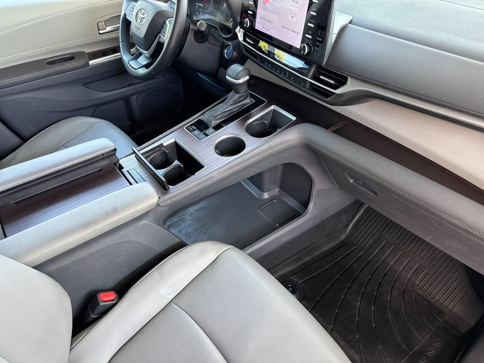 Used 2022 Toyota Sienna XLE FWD image 17
