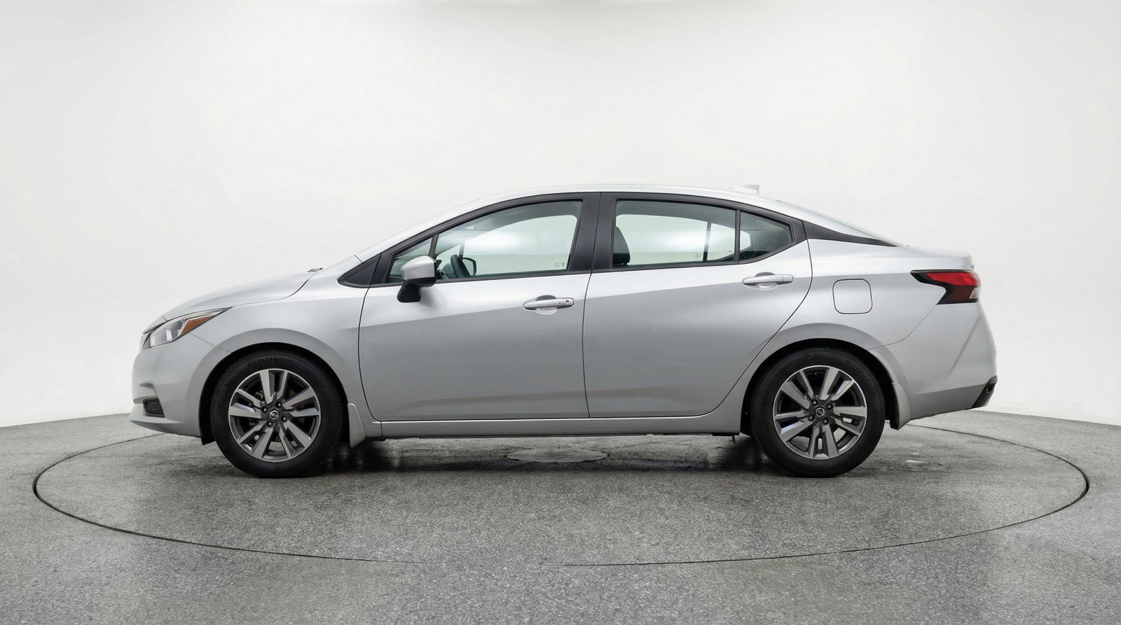 Used 2025 Nissan Versa SV FWD image 5