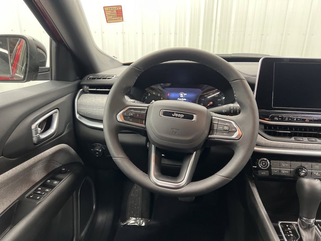Used 2025 Jeep Compass Latitude image 15