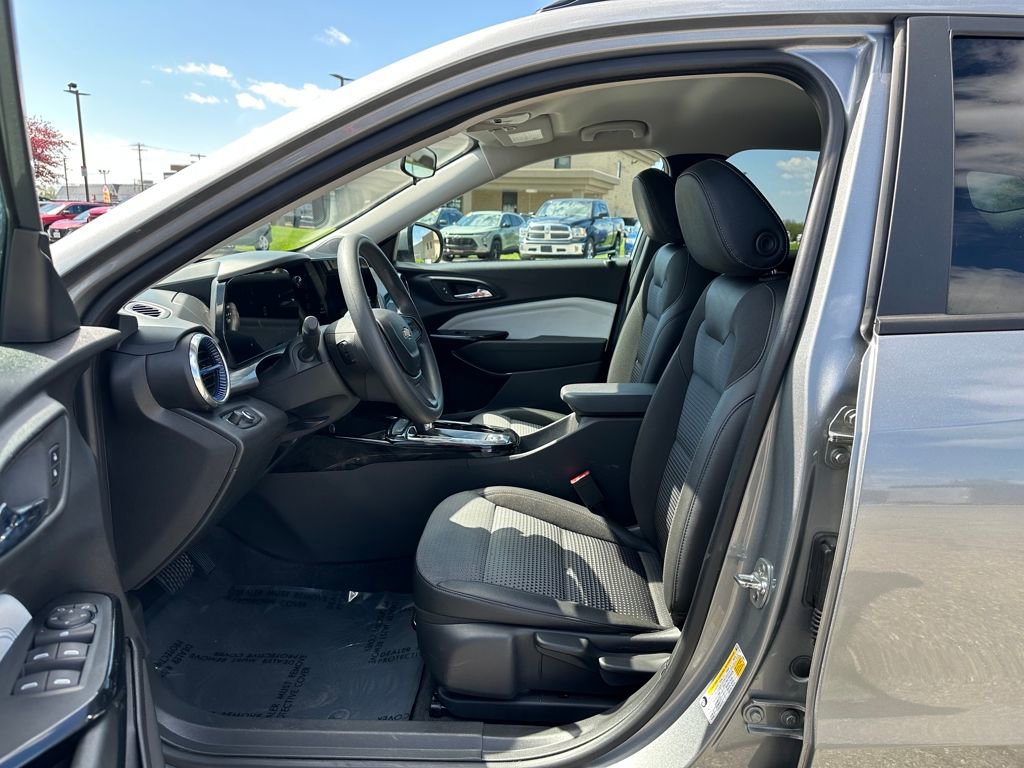 Used 2025 Chevrolet Trax LT FWD image 21