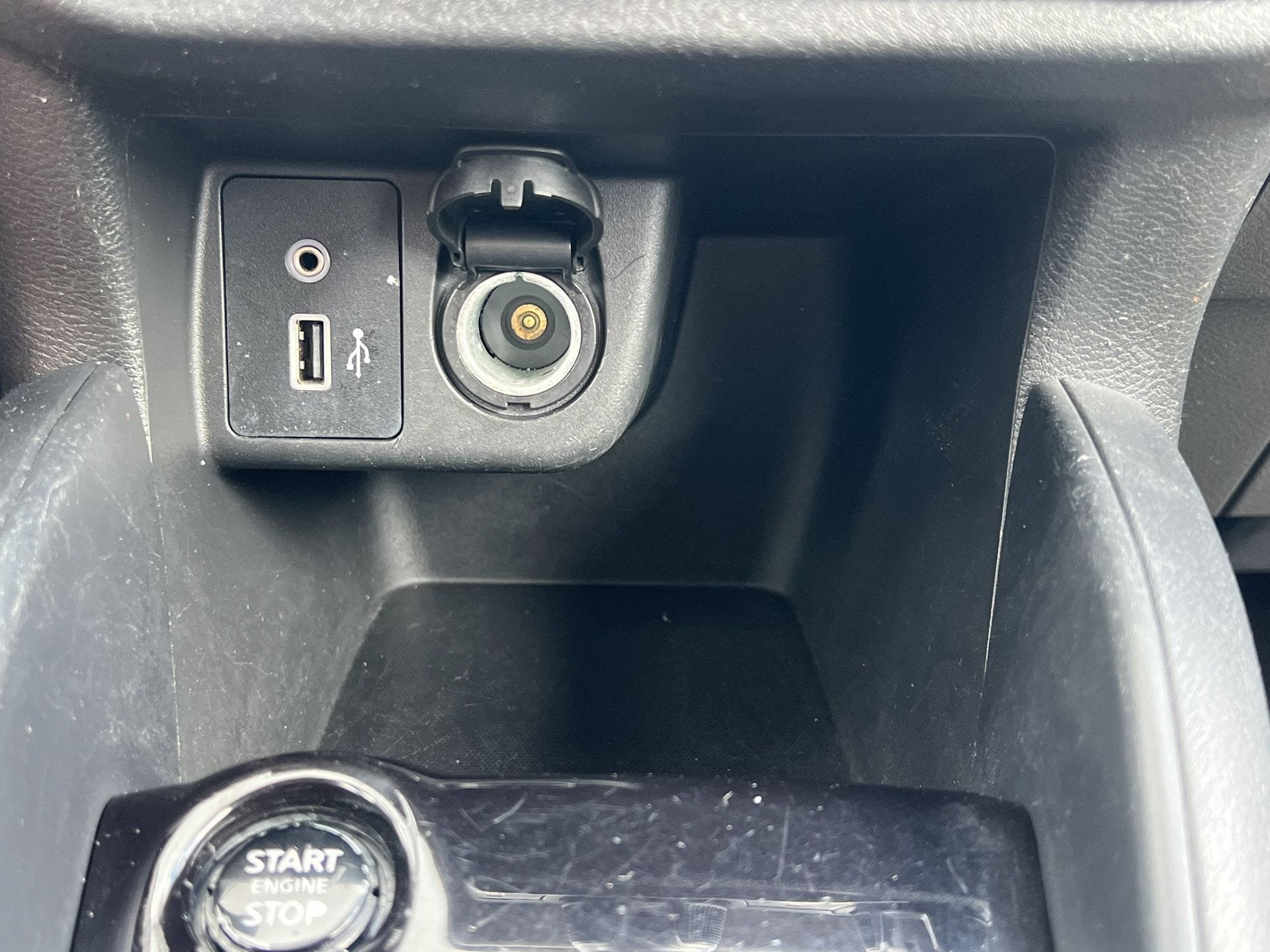 Used 2022 Nissan Versa SV FWD image 7