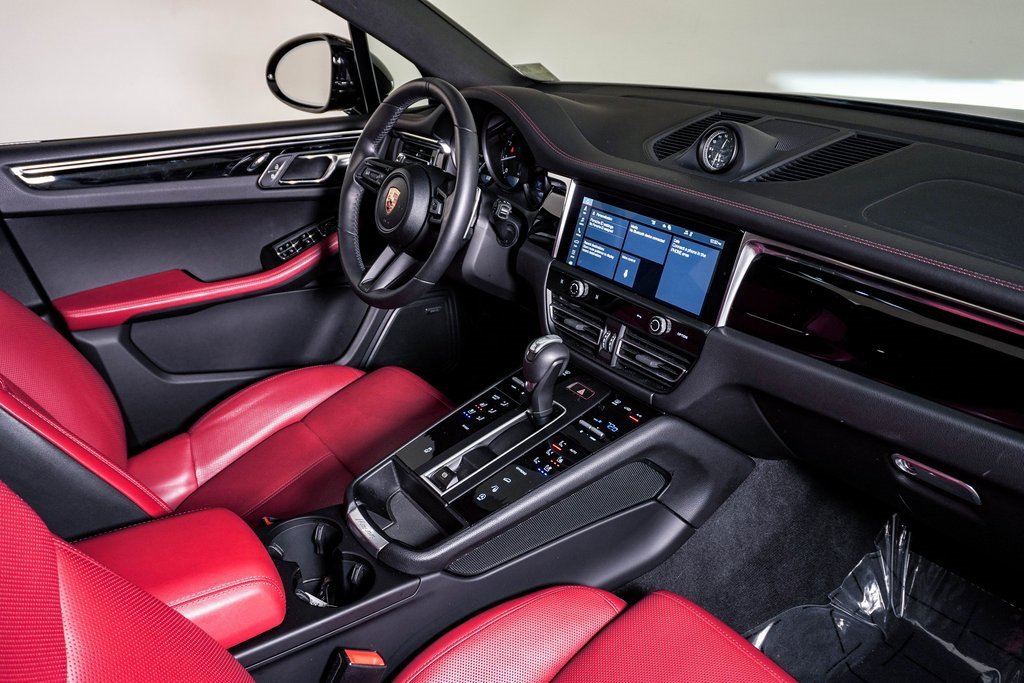 Certified 2025 Porsche Macan image 14