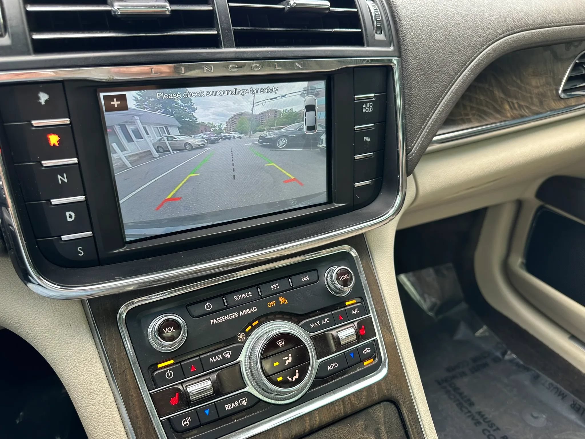 Used 2017 Lincoln Continental Select w/ Climate Package FWD image 27