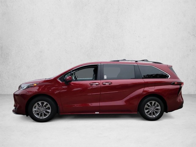 Used 2026 Toyota Sienna XLE FWD image 9