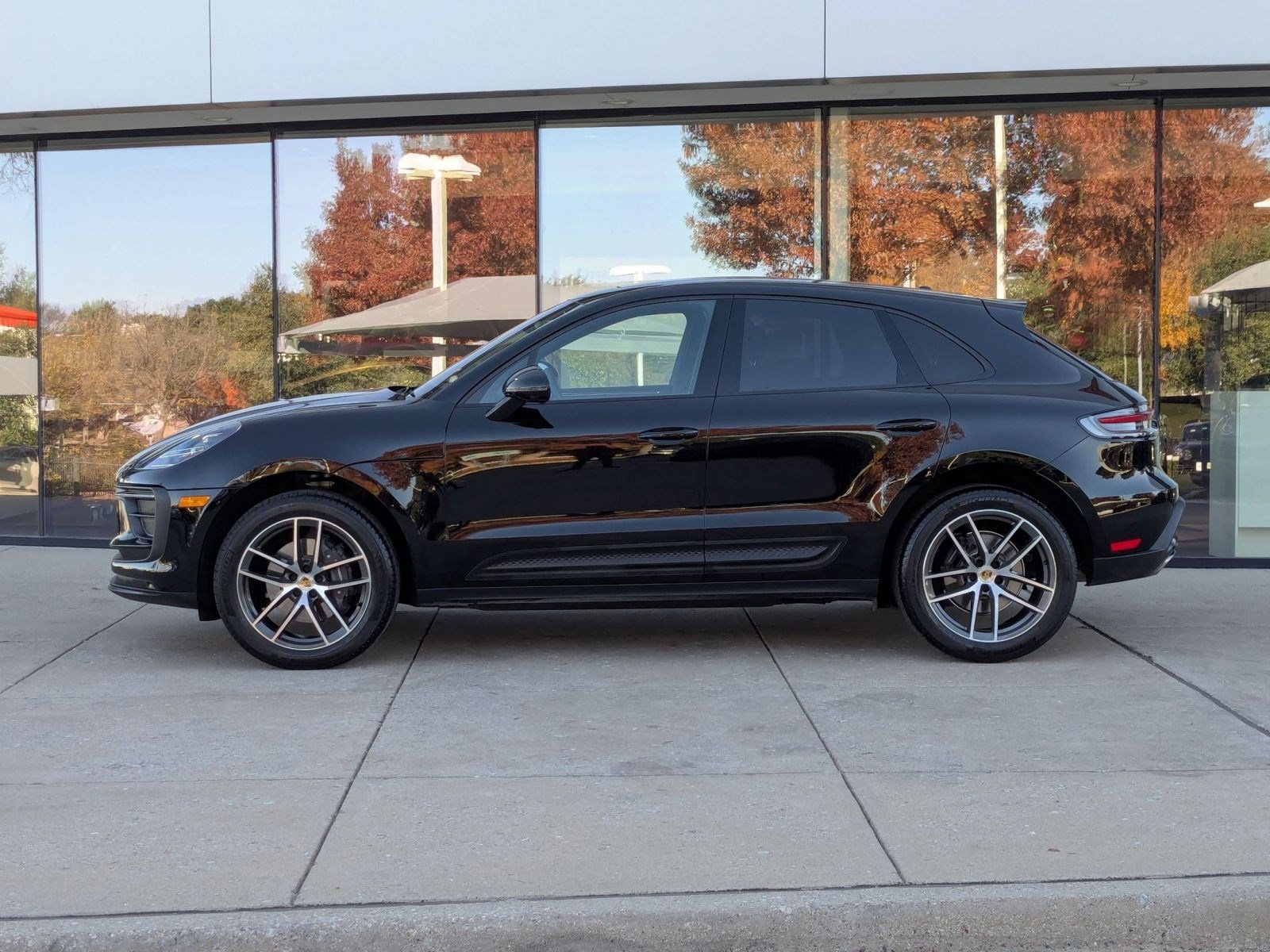 Used 2025 Porsche Macan image 2