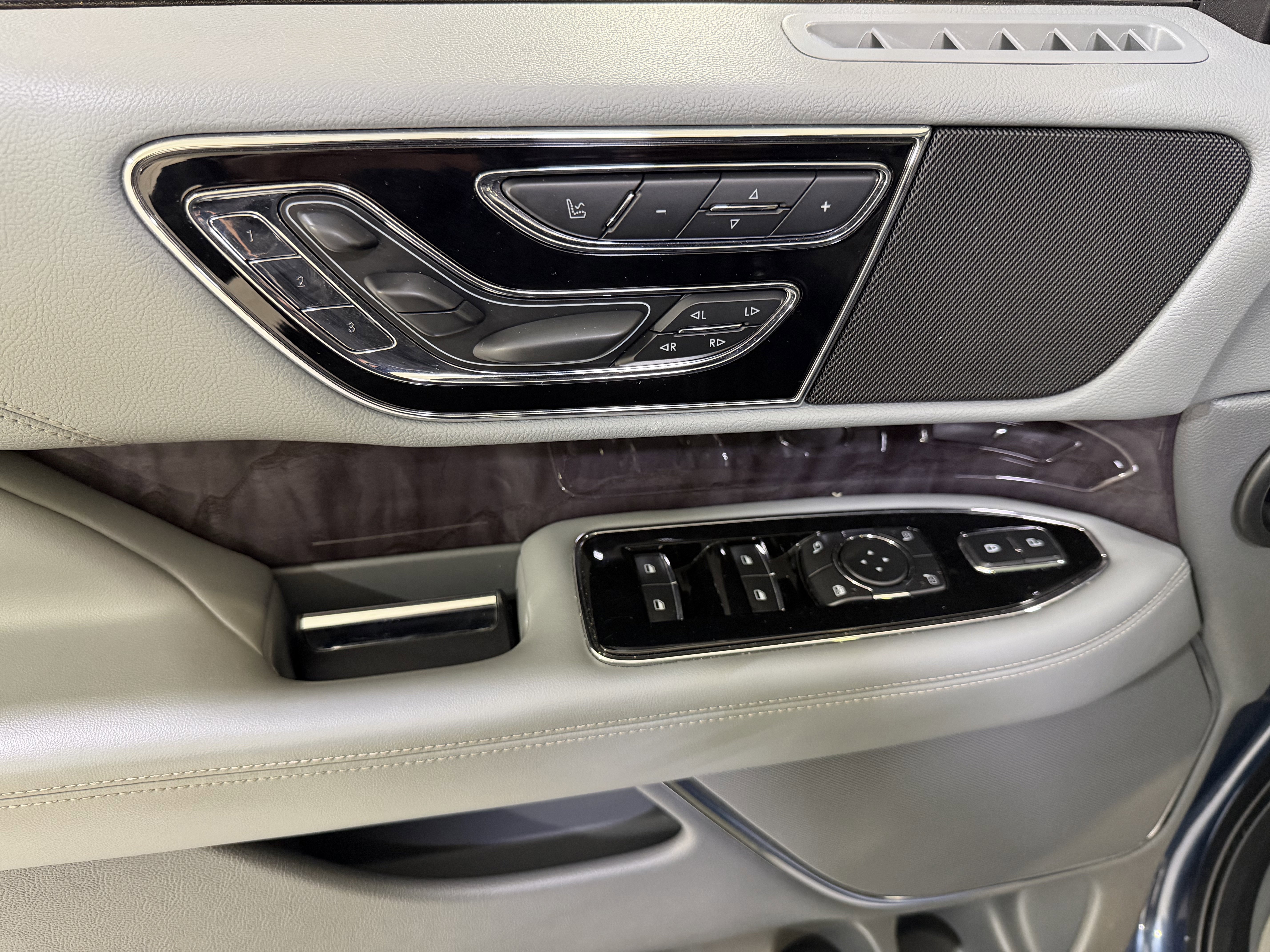 Used 2019 Lincoln Navigator Reserve image 16