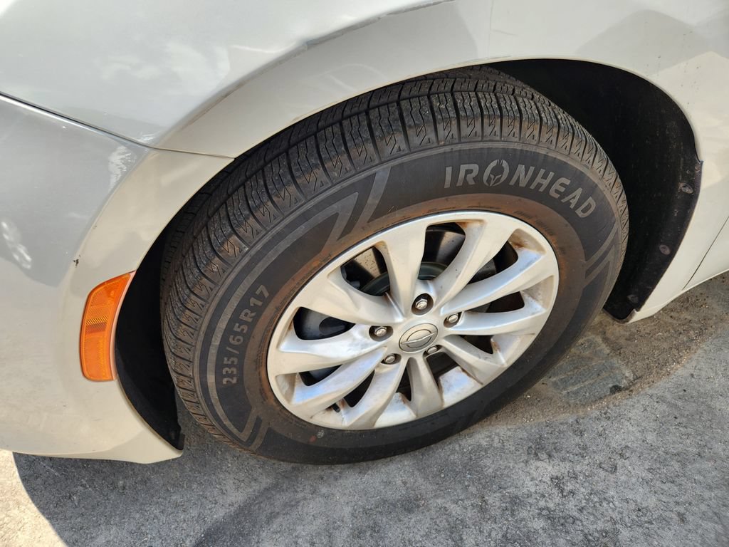 Used 2017 Chrysler Pacifica Touring-L FWD image 14