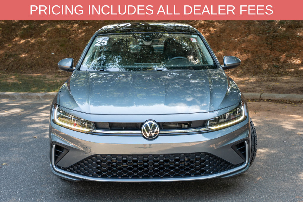 Used 2025 Volkswagen Jetta SE FWD image 2