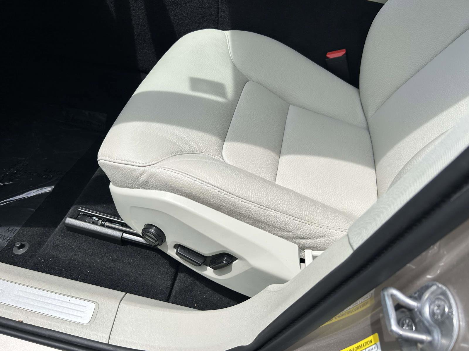 Certified 2025 Volvo XC60 B5 Plus AWD/4WD image 19