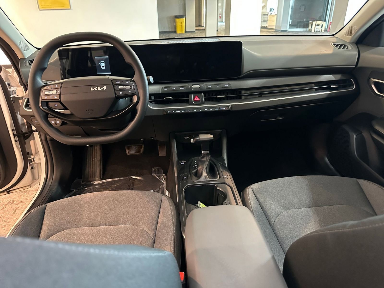 Used 2025 Kia K4 LXS image 32