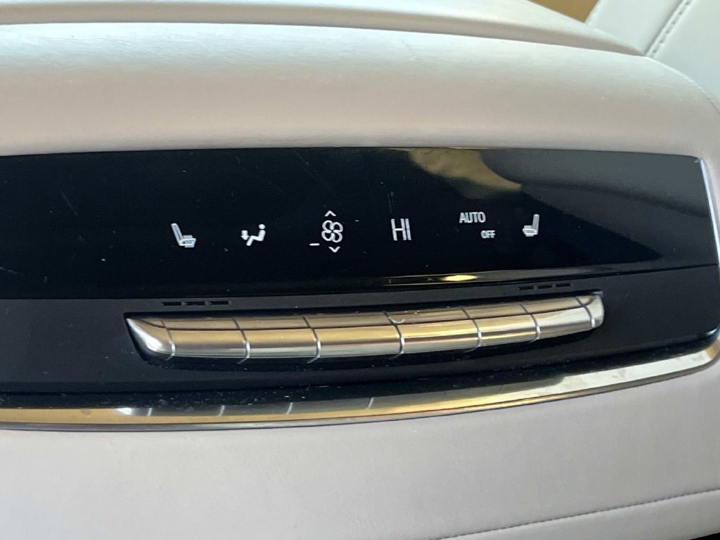 Used 2022 Cadillac Escalade Premium Luxury Platinum AWD/4WD image 18