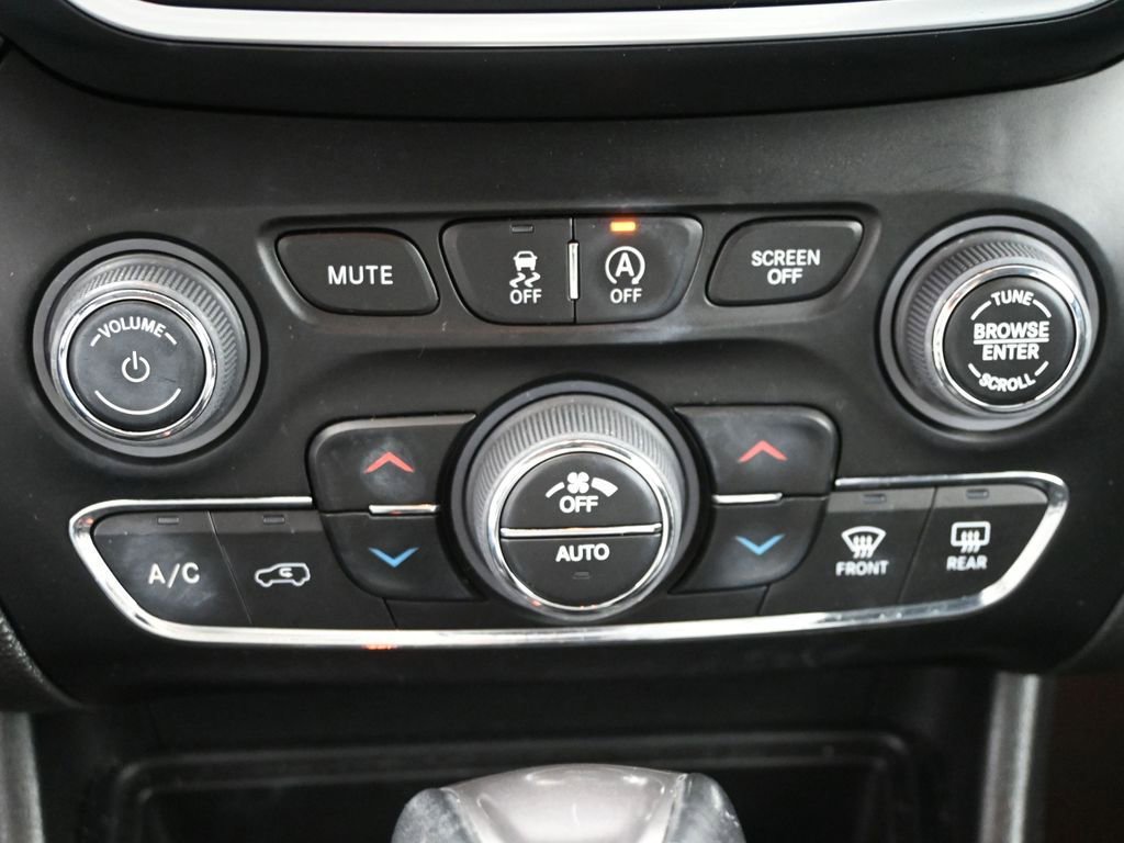 Used 2022 Jeep Cherokee Latitude Lux w/ Sun & Sound Group image 22