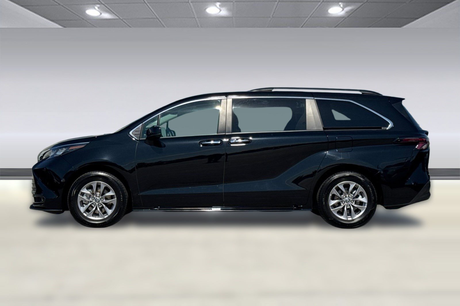 Used 2025 Toyota Sienna XLE FWD image 2