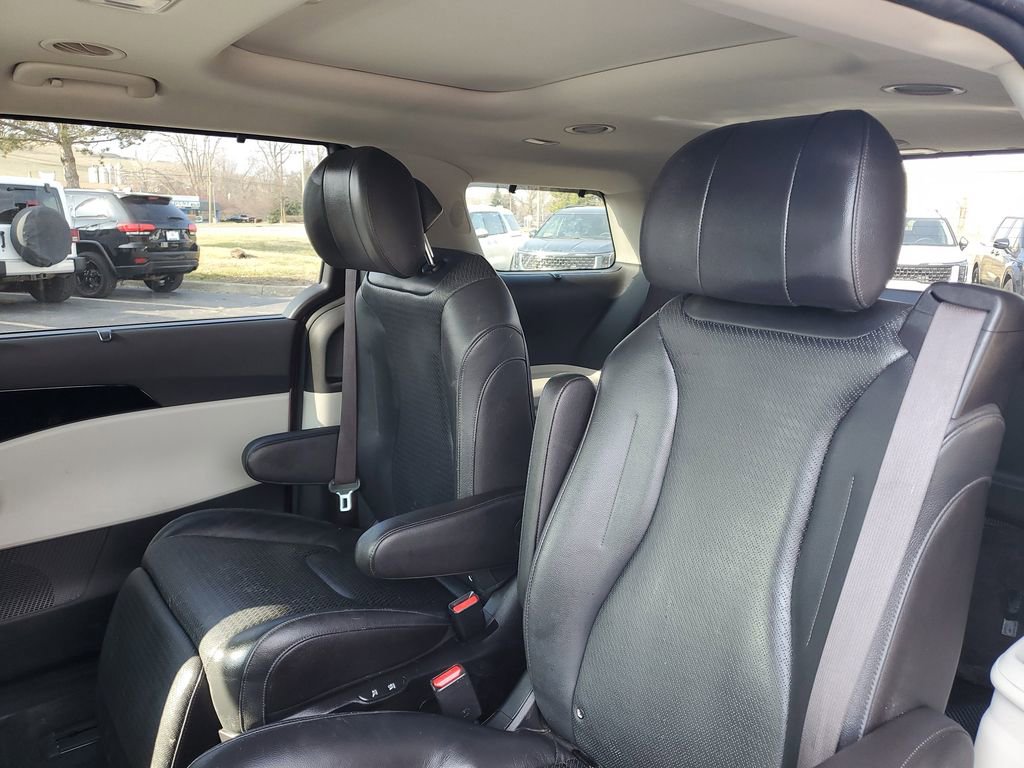 Used 2022 Kia Carnival SX Prestige image 28