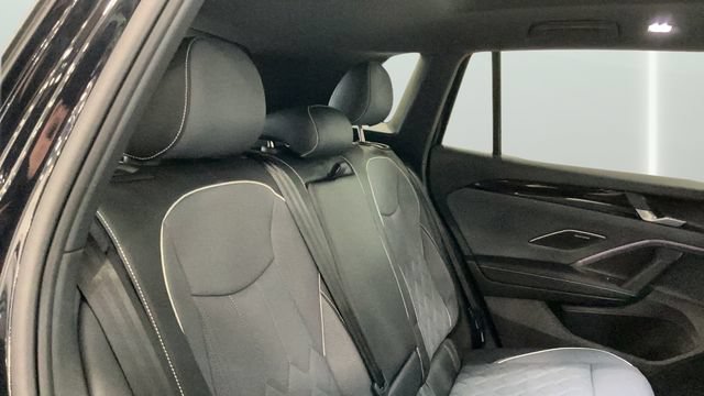 New 2026 Volkswagen Tiguan SEL R-Line AWD/4WD image 19