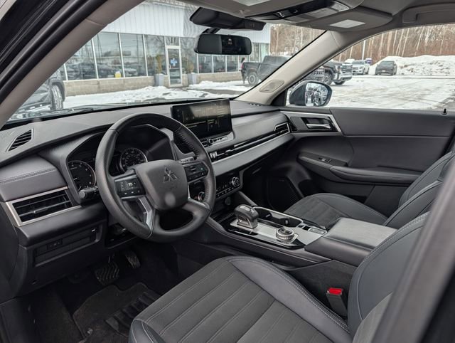 Used 2025 Mitsubishi Outlander SE image 12