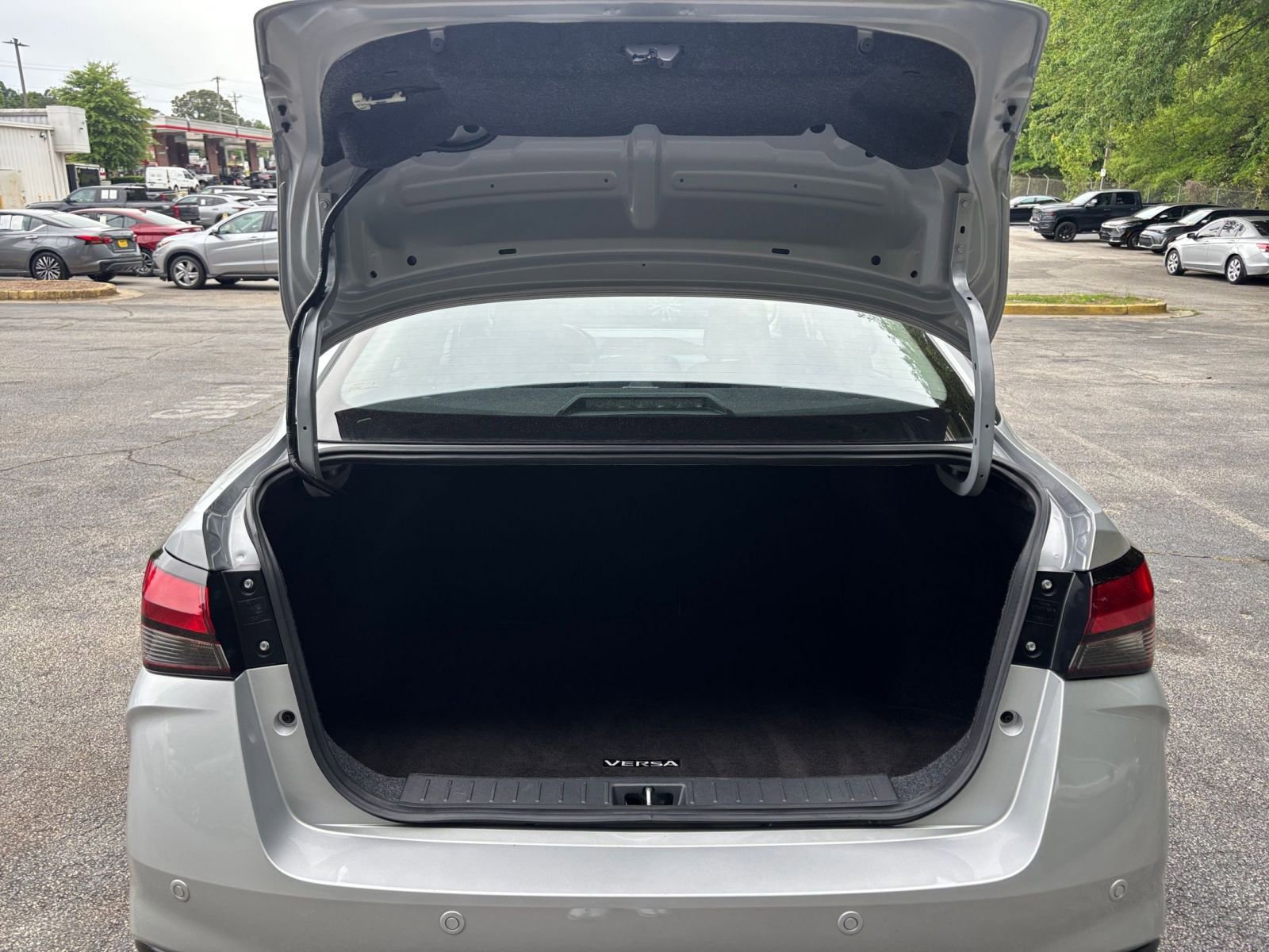 Used 2025 Nissan Versa SV FWD image 31