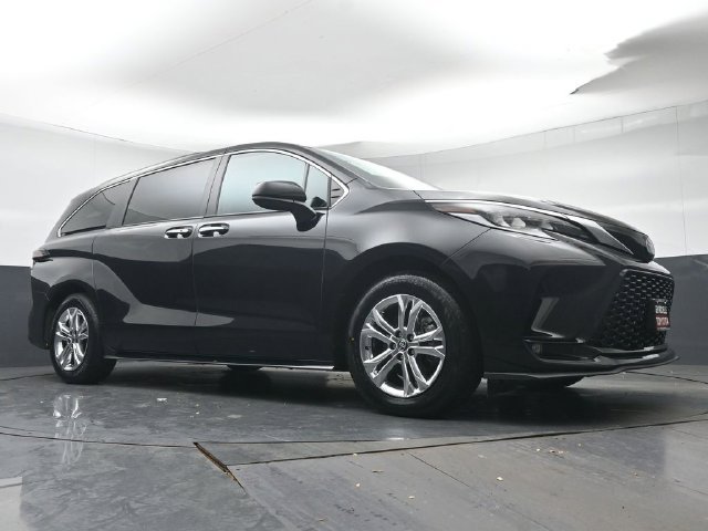 Used 2023 Toyota Sienna XSE w/ XSE Plus Package AWD/4WD image 35