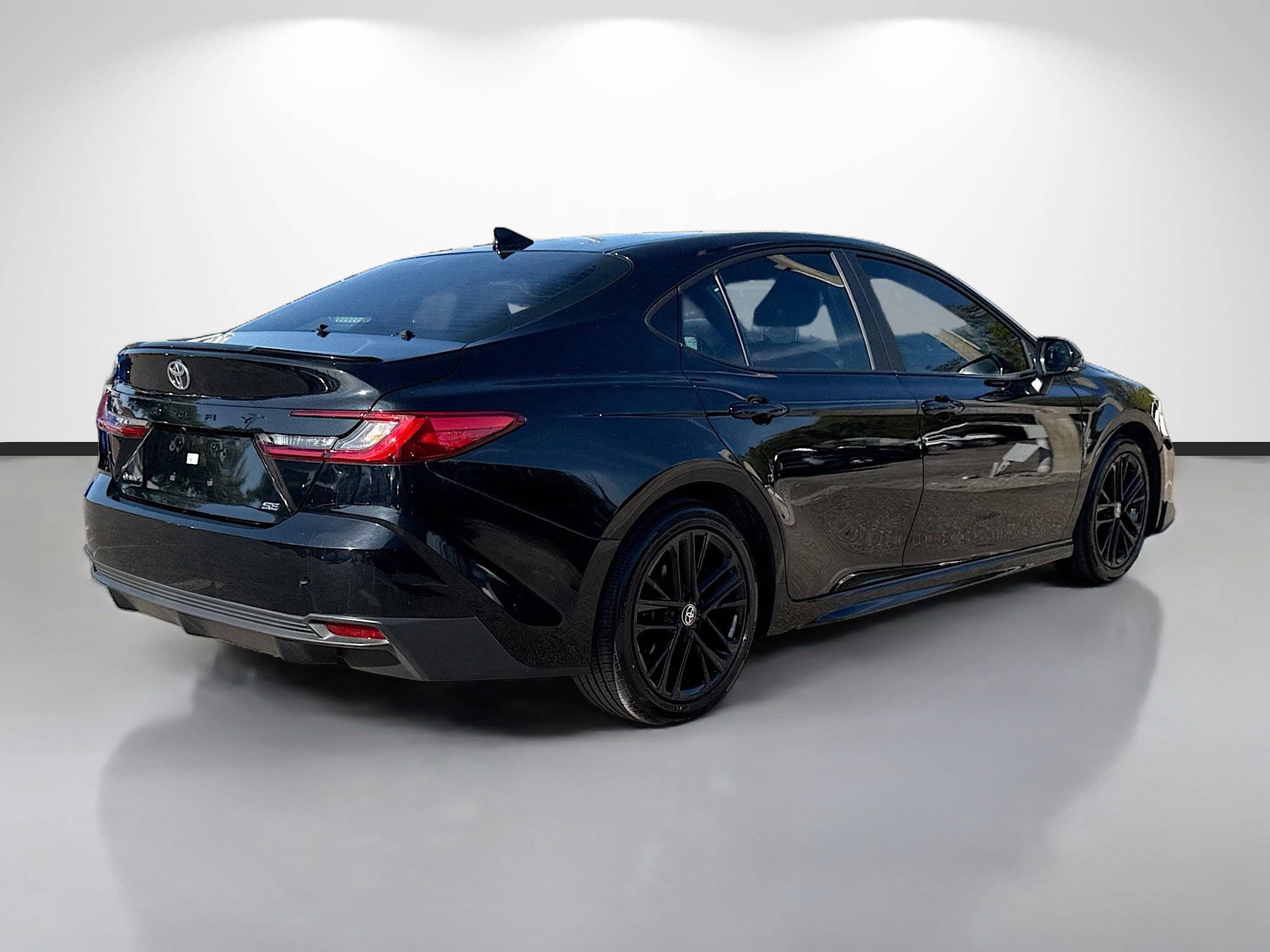 Used 2025 Toyota Camry SE w/ Convenience Package image 3