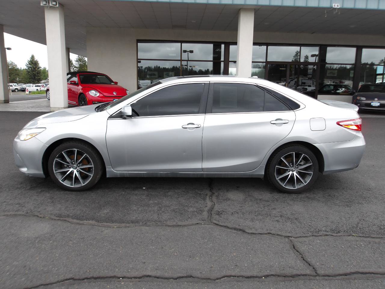 Used 2016 Toyota Camry XSE w/ Moonroof Package FWD image 2