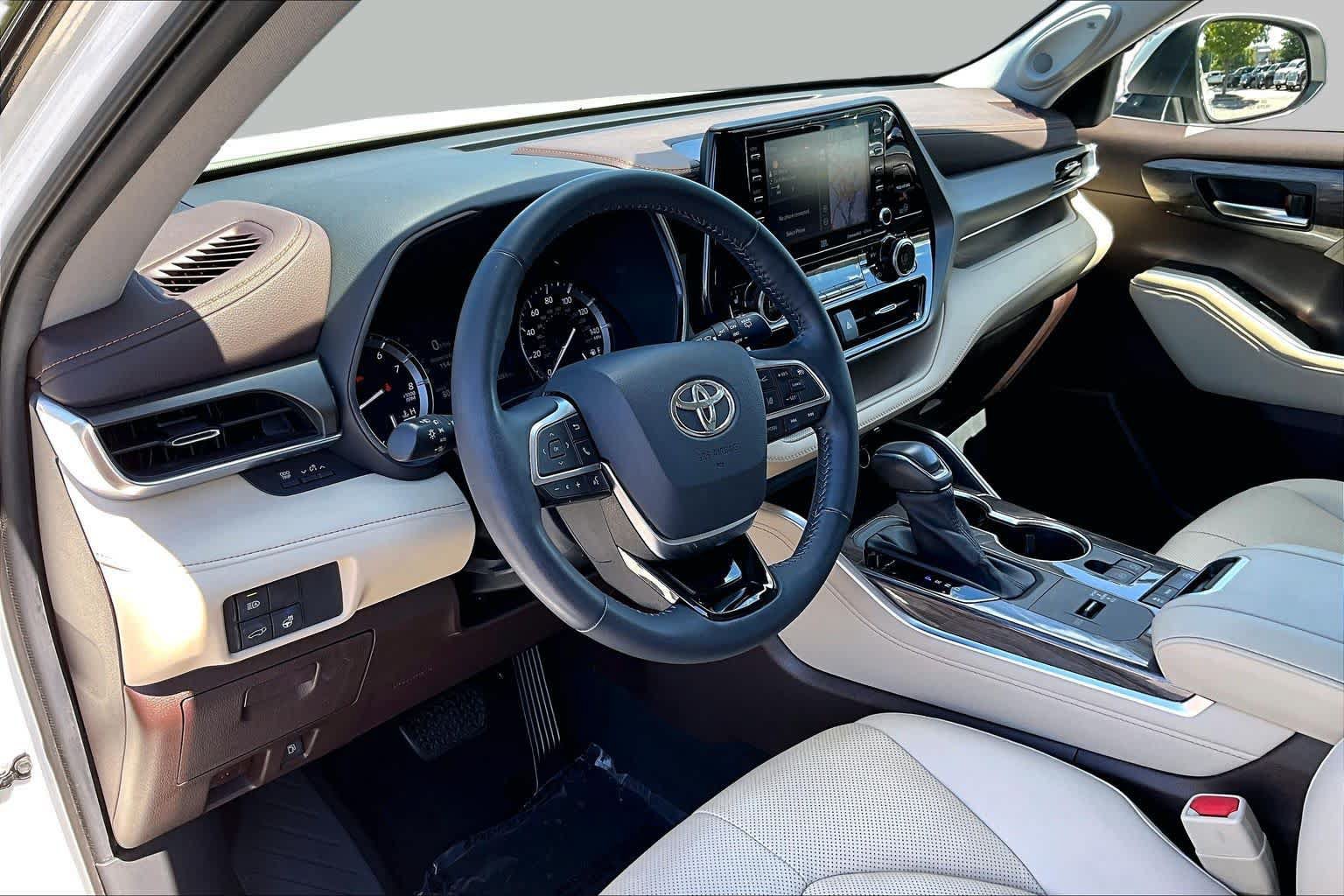 Used 2020 Toyota Highlander Limited FWD image 18
