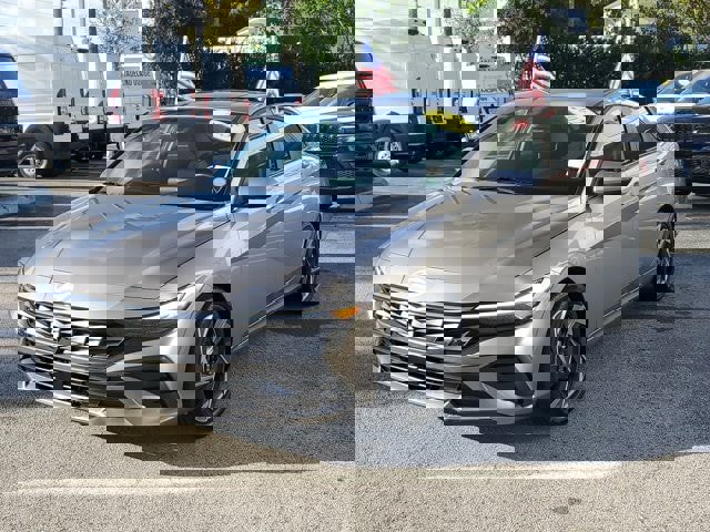 Used 2025 Hyundai Elantra SEL image 3