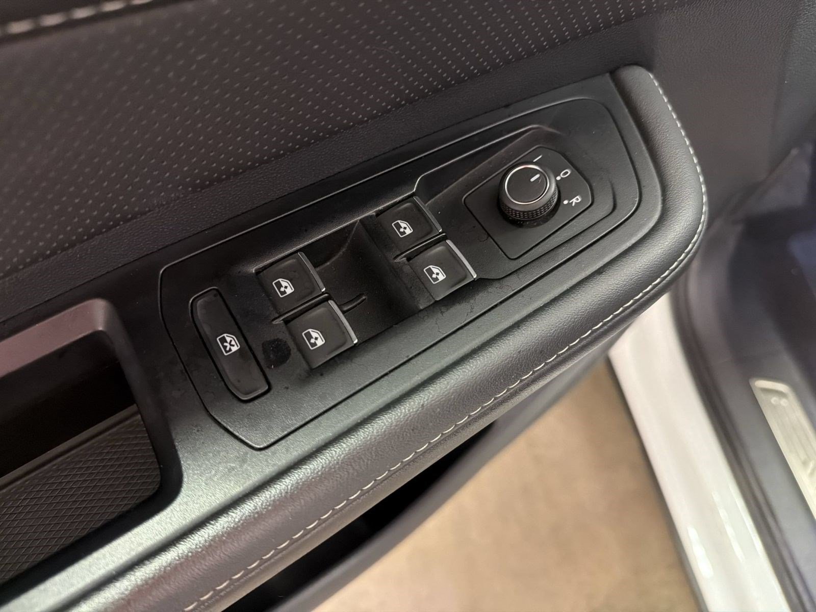 Used 2025 Volkswagen Atlas SE AWD/4WD image 12