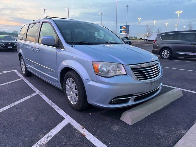 Used 2013 Chrysler Town & Country Touring image 3
