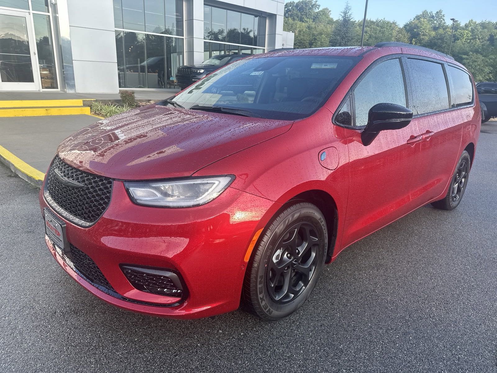 New 2024 Chrysler Pacifica Premium FWD image 2