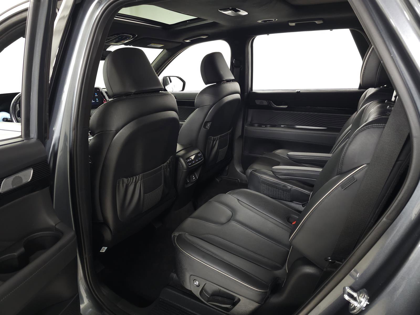 Used 2023 Hyundai Palisade Calligraphy image 42