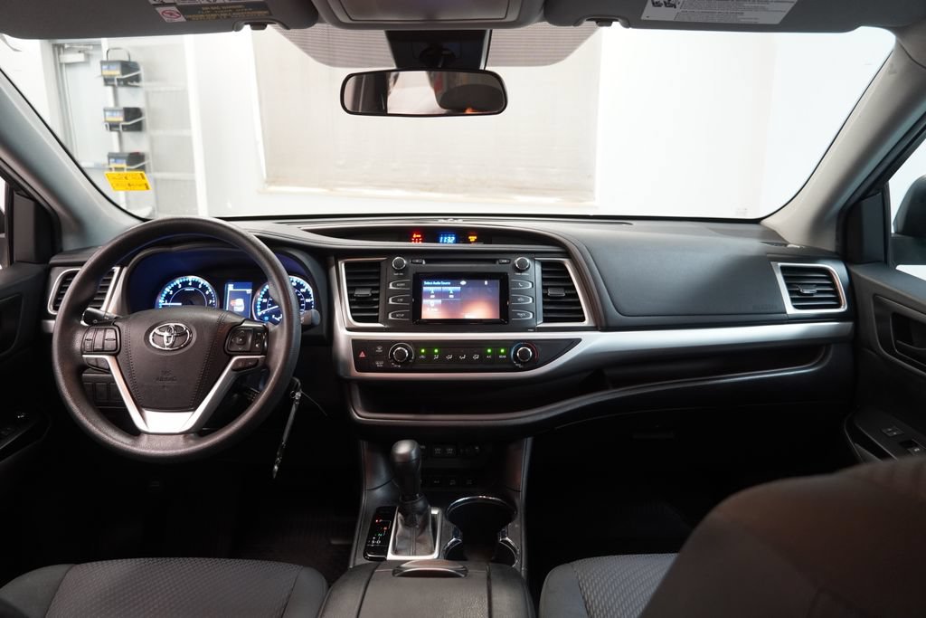 Used 2019 Toyota Highlander LE AWD/4WD image 18