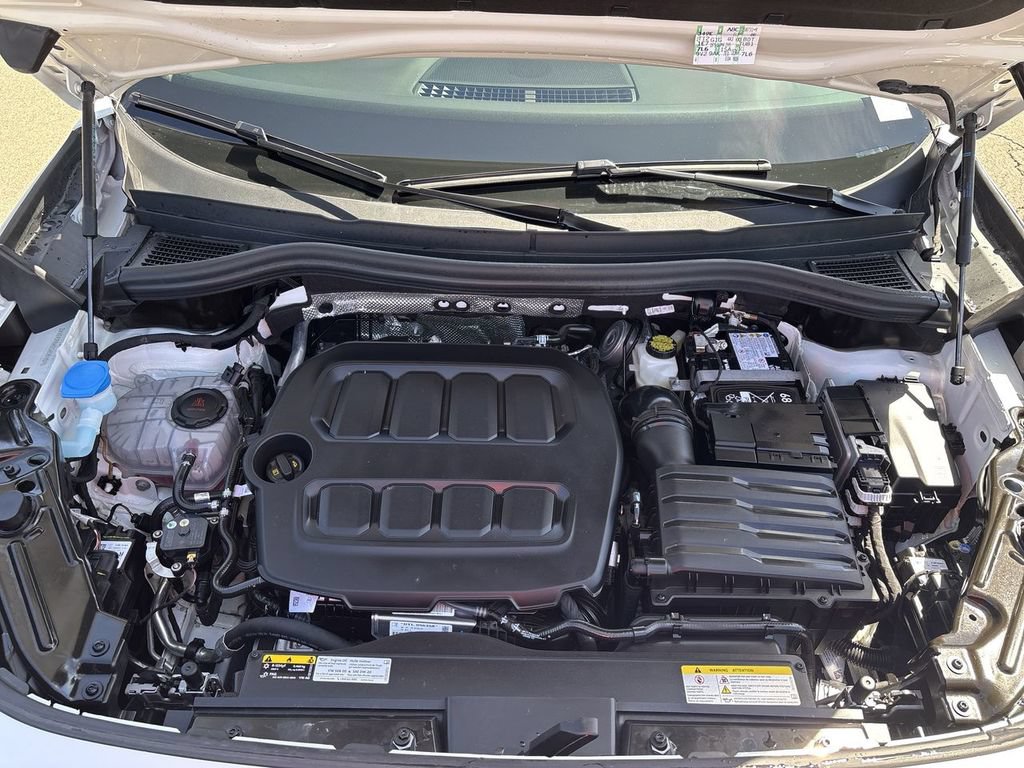 Used 2025 Volkswagen Tiguan SE AWD/4WD image 33