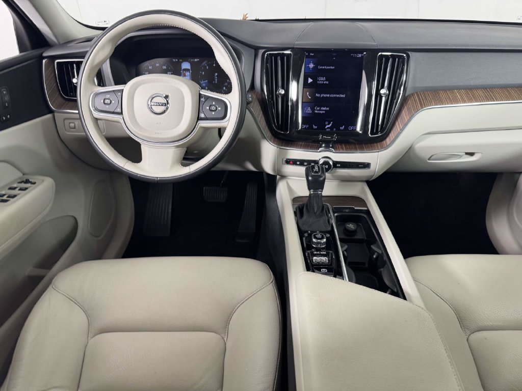 Used 2021 Volvo XC60 T5 Momentum w/ Premium Package AWD/4WD image 5