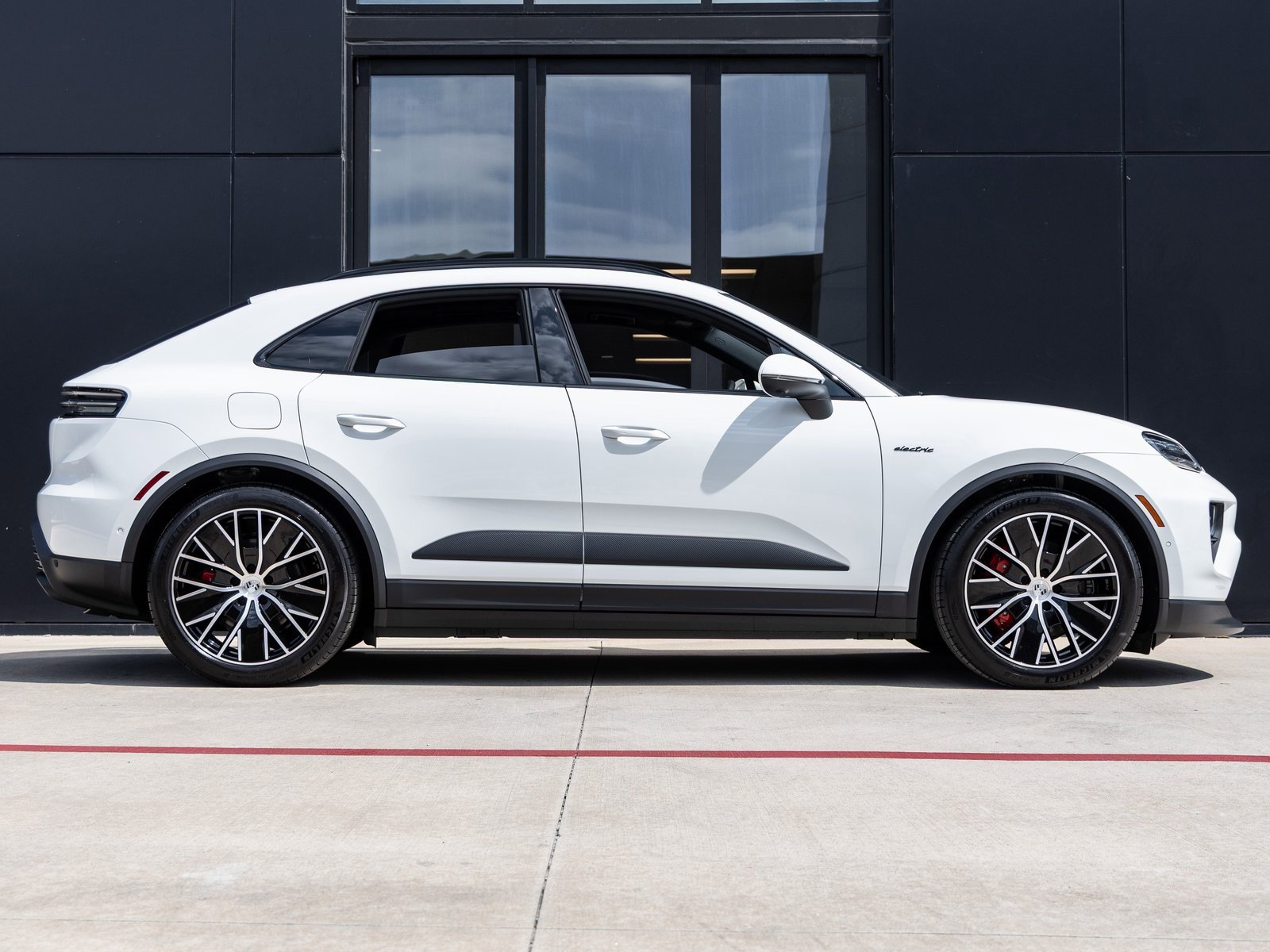 Used 2025 Porsche Macan 4S Electric image 12