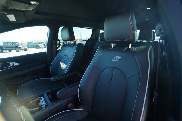 New 2026 Chrysler Pacifica Limited w/ Uconnect Theater Family Group image 37