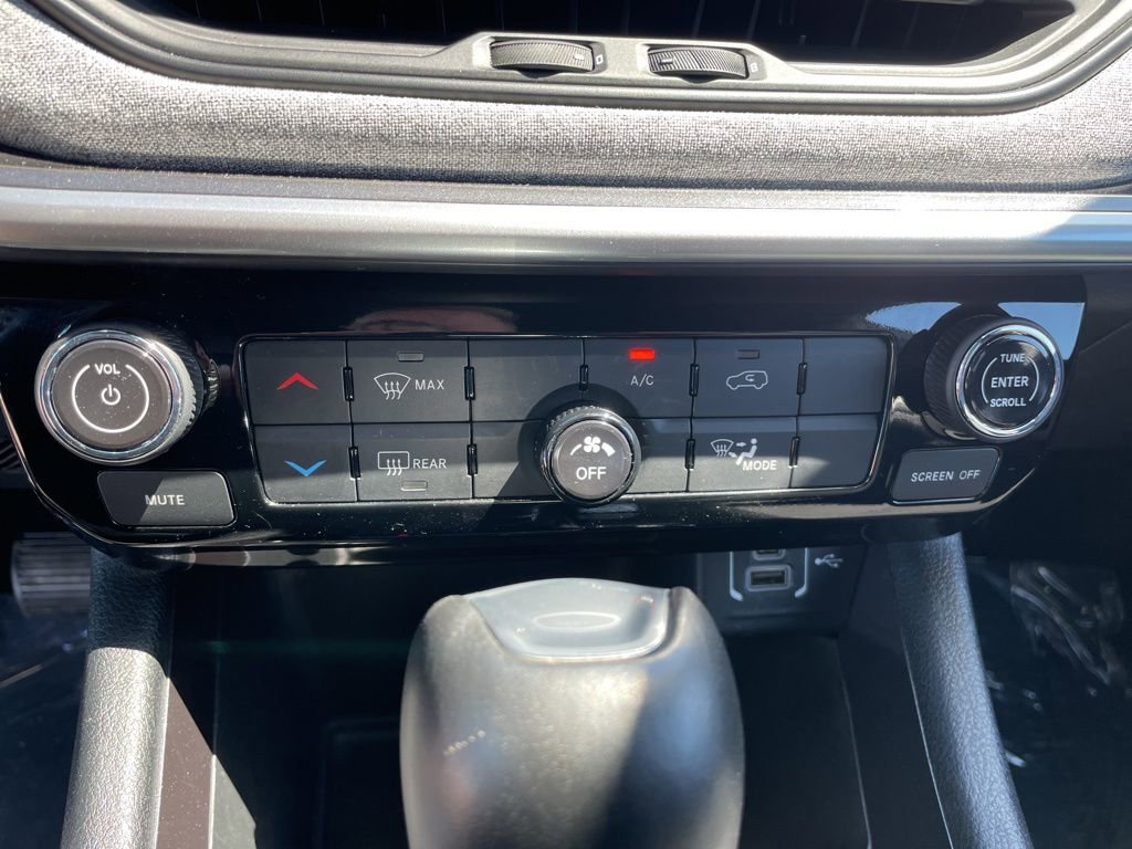 Used 2025 Jeep Compass Latitude image 18