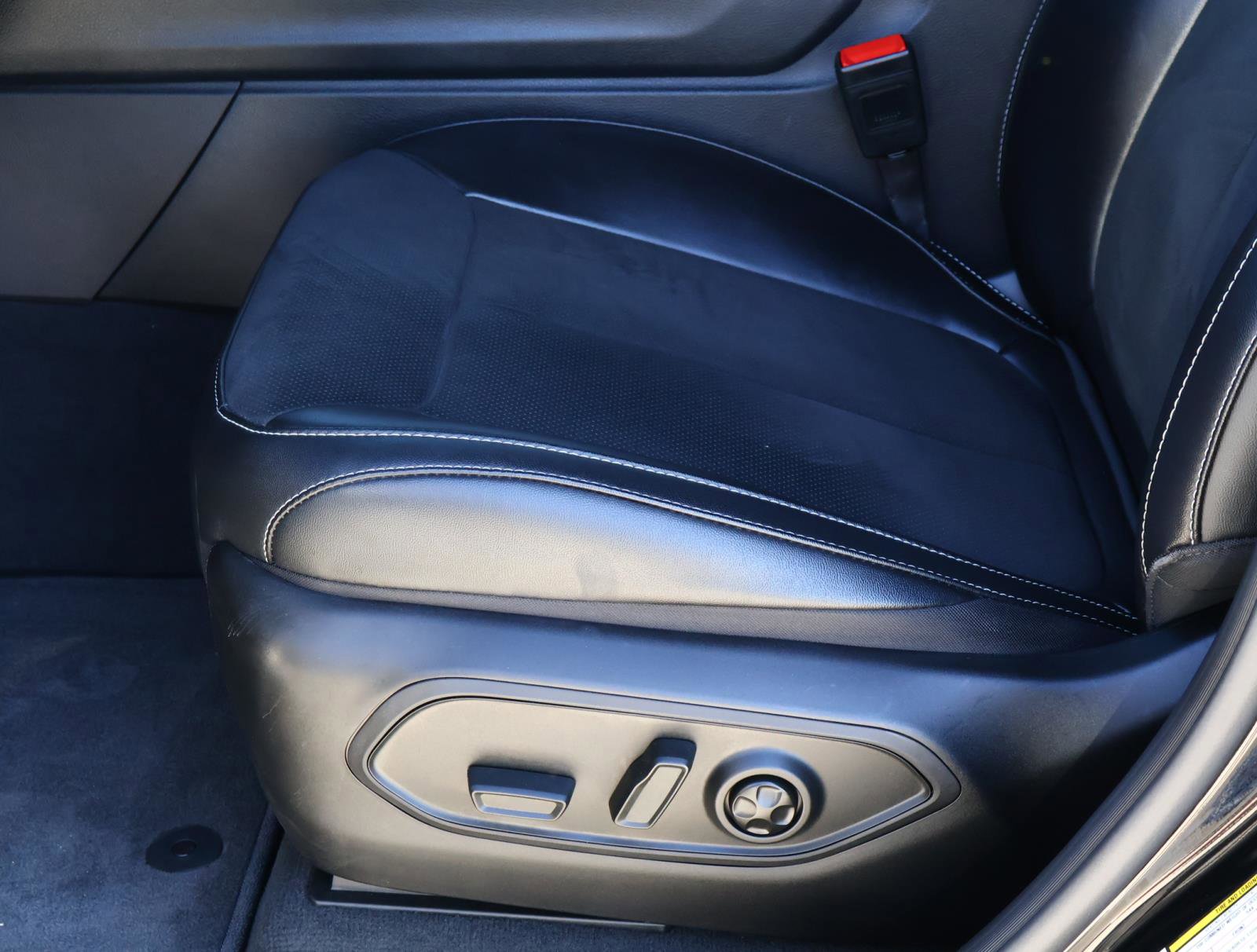 Used 2025 Jeep Grand Cherokee L Altitude image 17