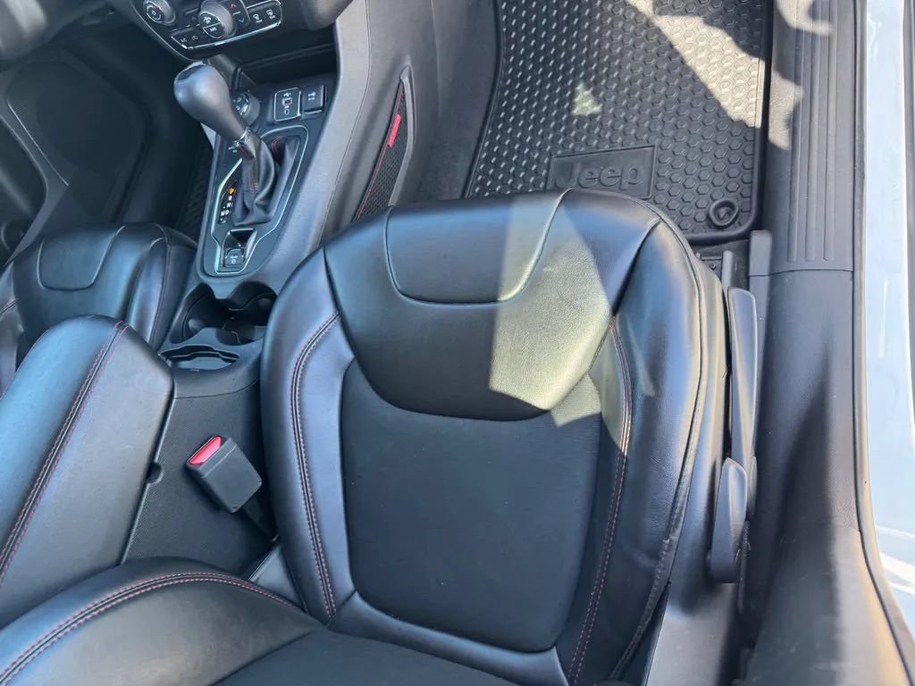 Used 2020 Jeep Cherokee Trailhawk w/ Cold Weather Group AWD/4WD image 14