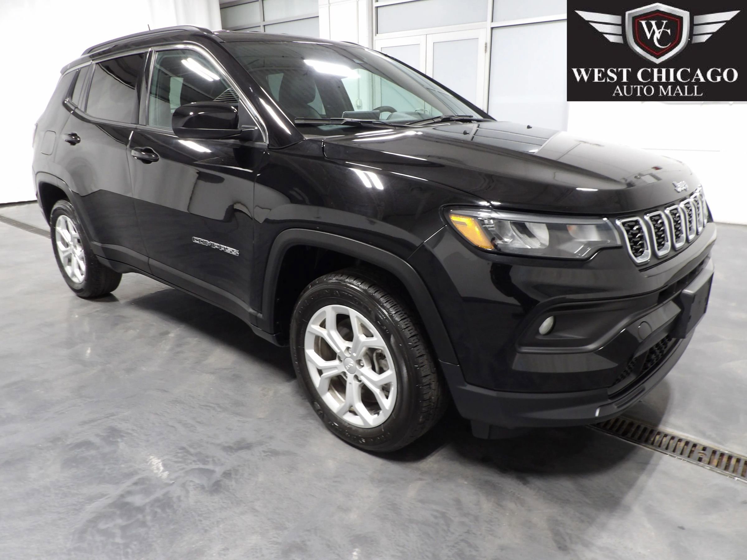 Used 2024 Jeep Compass Latitude AWD/4WD image 1