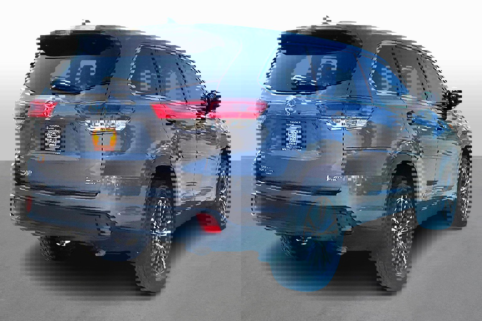 Used 2018 Toyota Highlander LE image 2