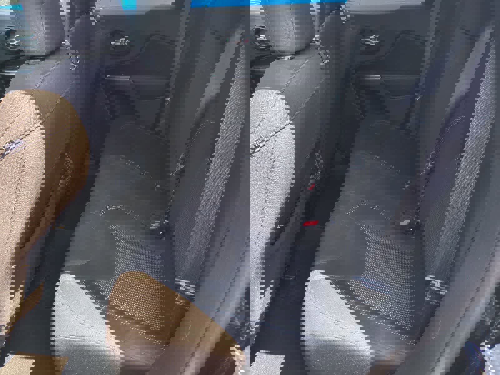 Used 2019 Jeep Cherokee Latitude w/ Popular Appearance Group image 19